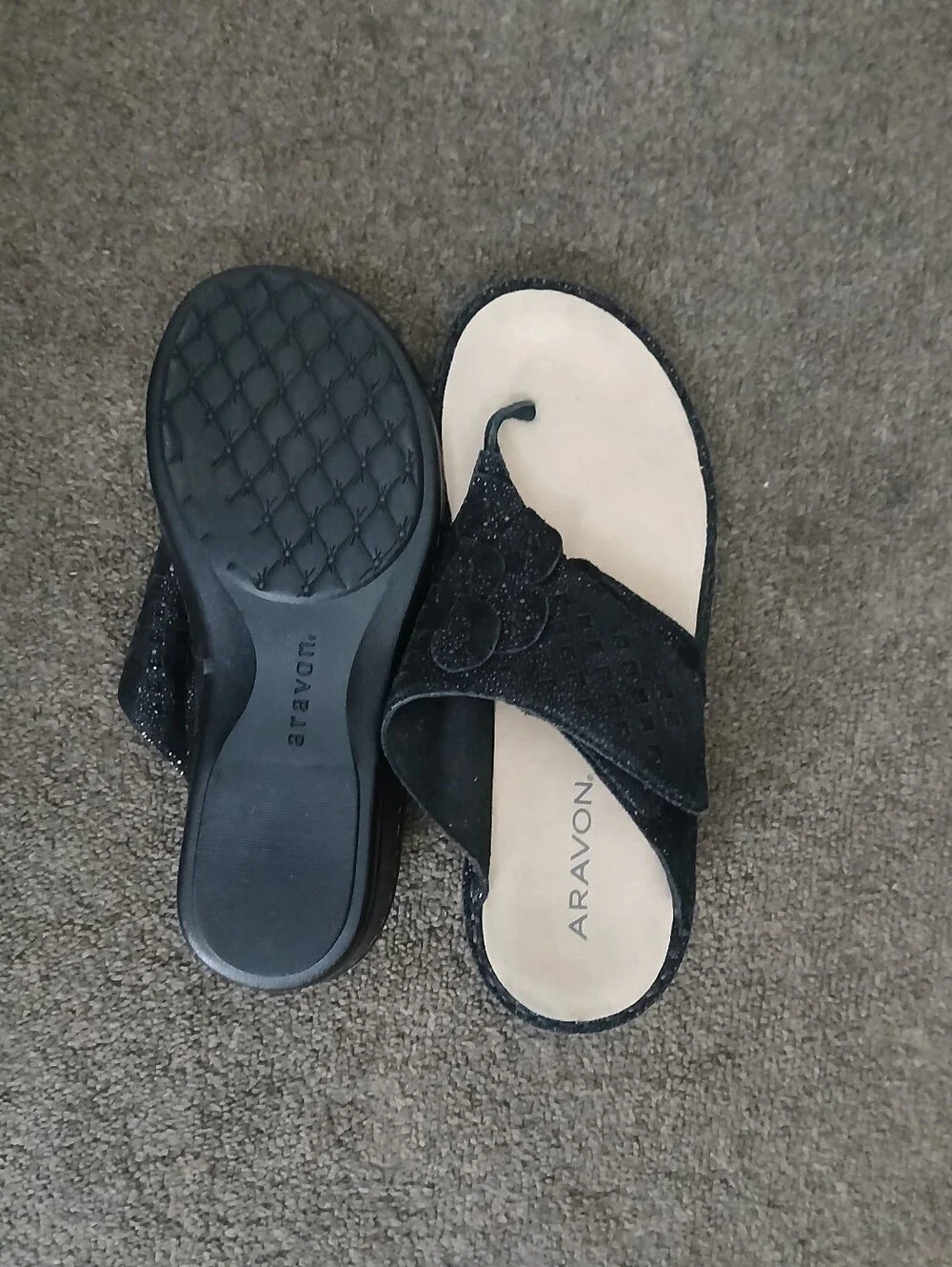 Aravon Women’s Black Leather Floral Toe-Post Sandals Size 7B.